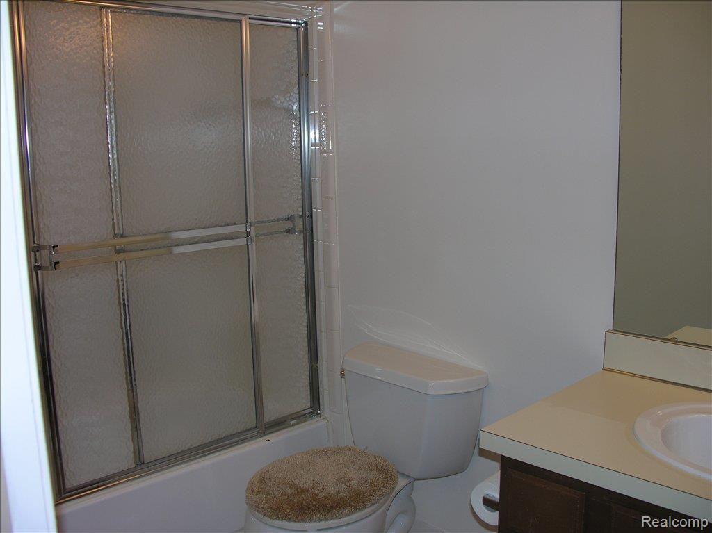 42560 Saratoga Road Canton, MI 48187 - Photo 4 of 11 saratogabath2