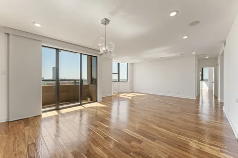 $400,000 | 651 Bering Drive, Unit 1402, Houston, TX 77057