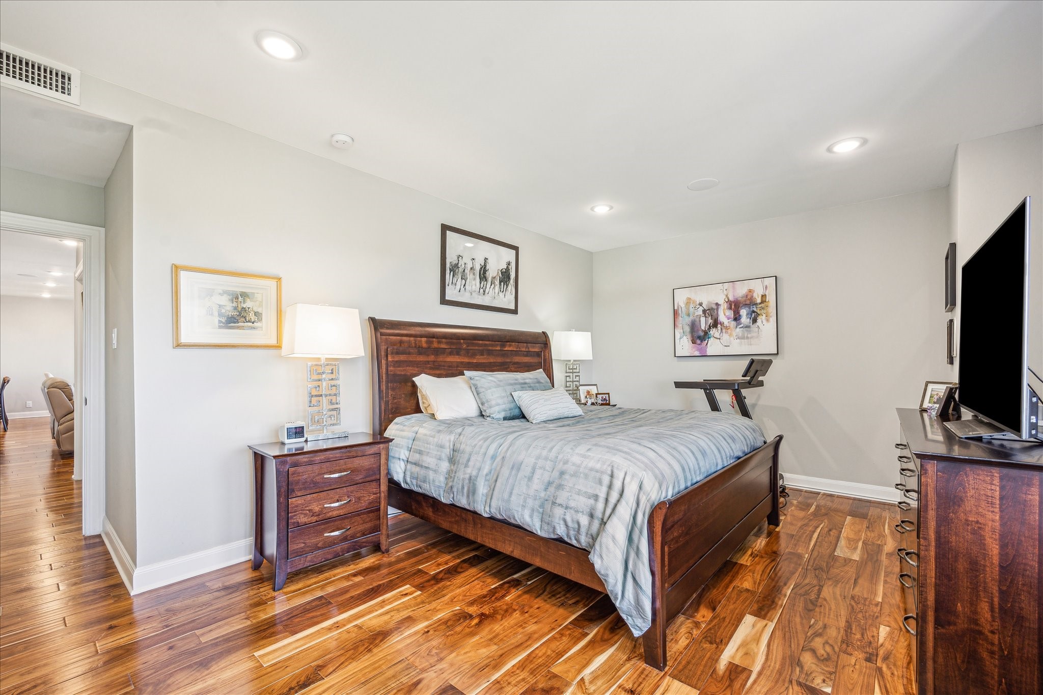 651 Bering Drive, Unit 1402 Houston, TX 77057 - Photo 13 of 31 Large primary bedroom with remote operated blinds
