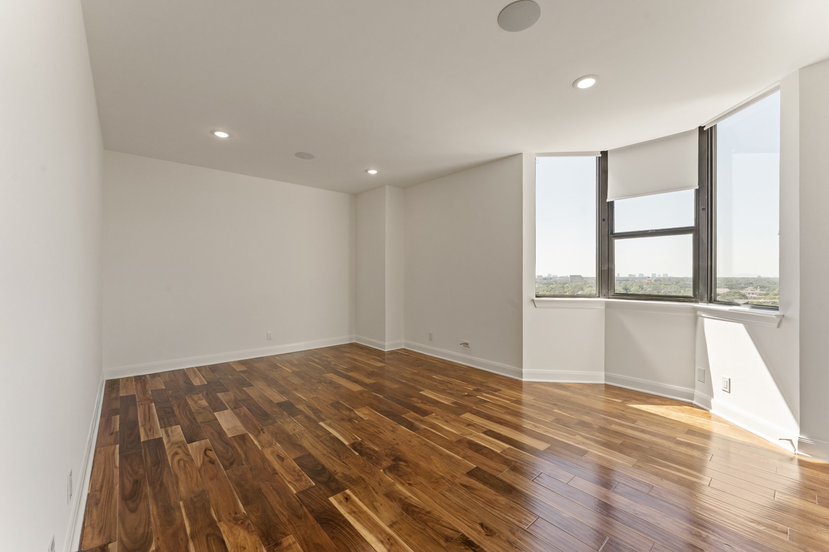651 Bering Drive, Unit 1402 Houston, TX 77057 - Photo 14 of 31 Large primary bedroom with remote operated blinds