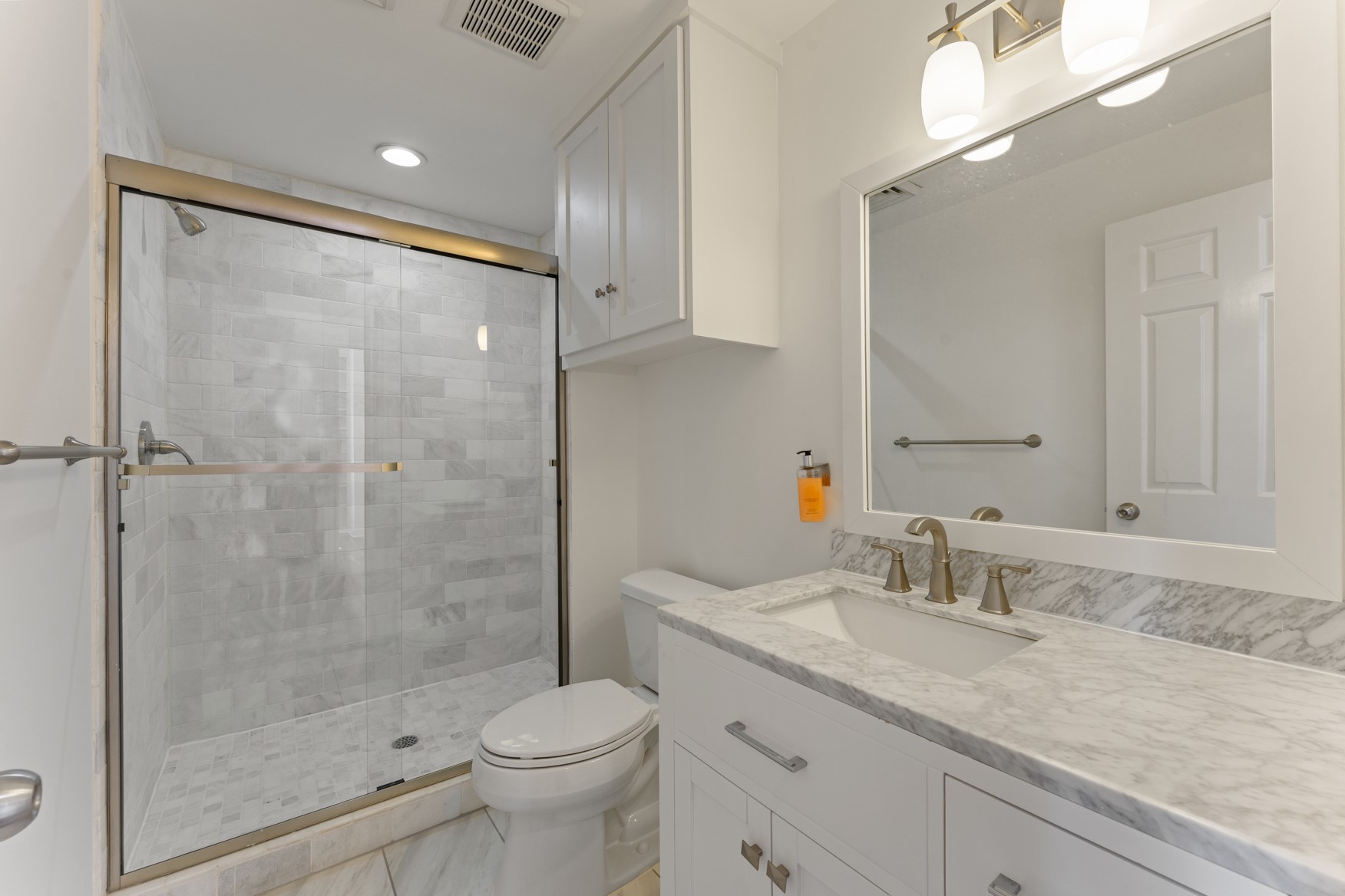 651 Bering Drive, Unit 1402 Houston, TX 77057 - Photo 22 of 31 Remodeled guest bath also!