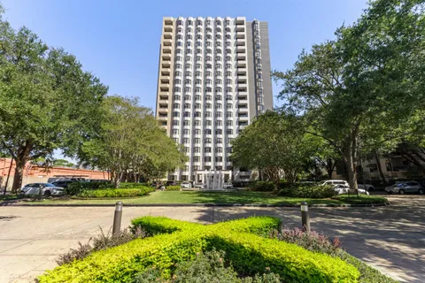 $400,000 | 651 Bering Drive, Unit 1402, Houston, TX 77057