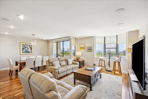 $400,000 | 651 Bering Drive, Unit 1402, Houston, TX 77057