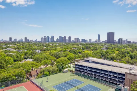 $400,000 | 651 Bering Drive, Unit 1402, Houston, TX 77057