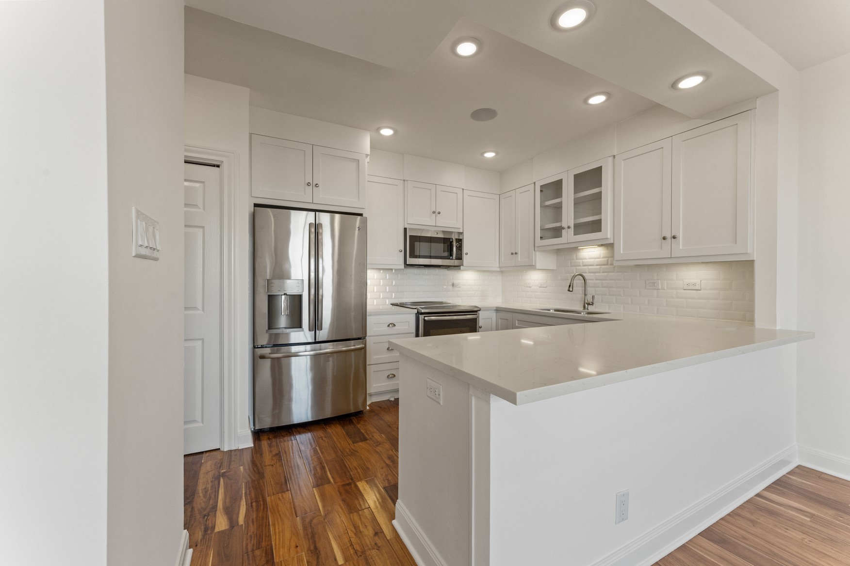 651 Bering Drive, Unit 1402 Houston, TX 77057 - Photo 4 of 31 Quartz countertops, soft close cabinets/drawers, and under cabinet lighting