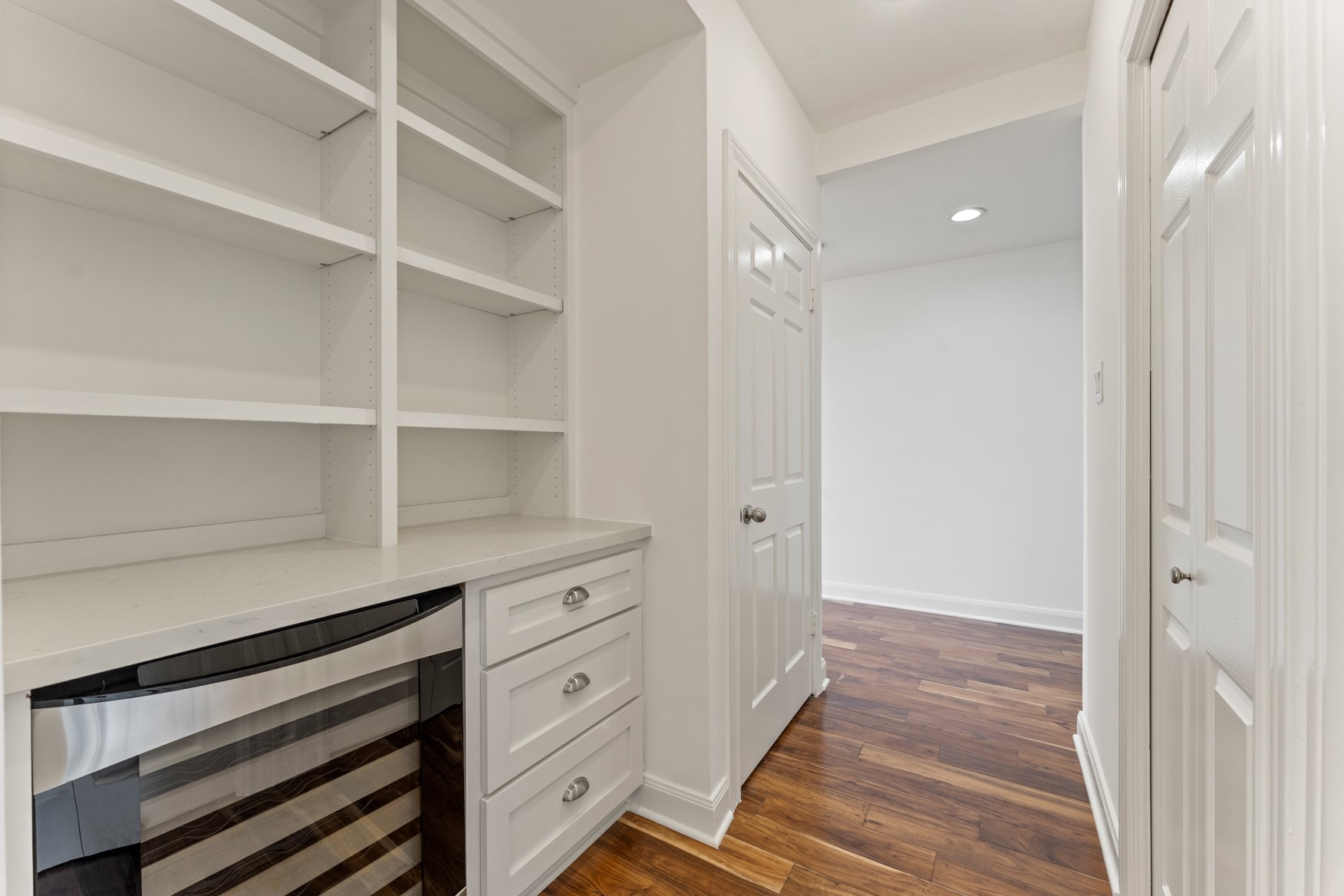 651 Bering Drive, Unit 1402 Houston, TX 77057 - Photo 7 of 31 Plenty of storage in the butler pantry/dry bar with in unit laundry