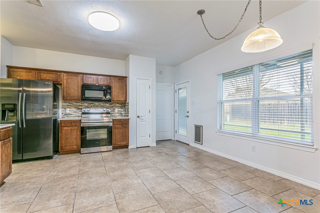 7810 Redbrush Temple, TX 76502 - Photo 8 of 30 large kitchen with breakfast area