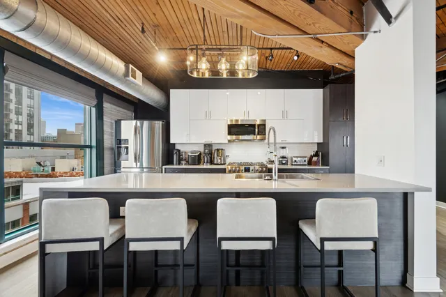 $679,000 | 411 West Ontario Street, Unit 601, Chicago, IL 60654