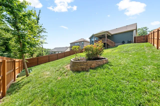 a view of a house with backyard and garden