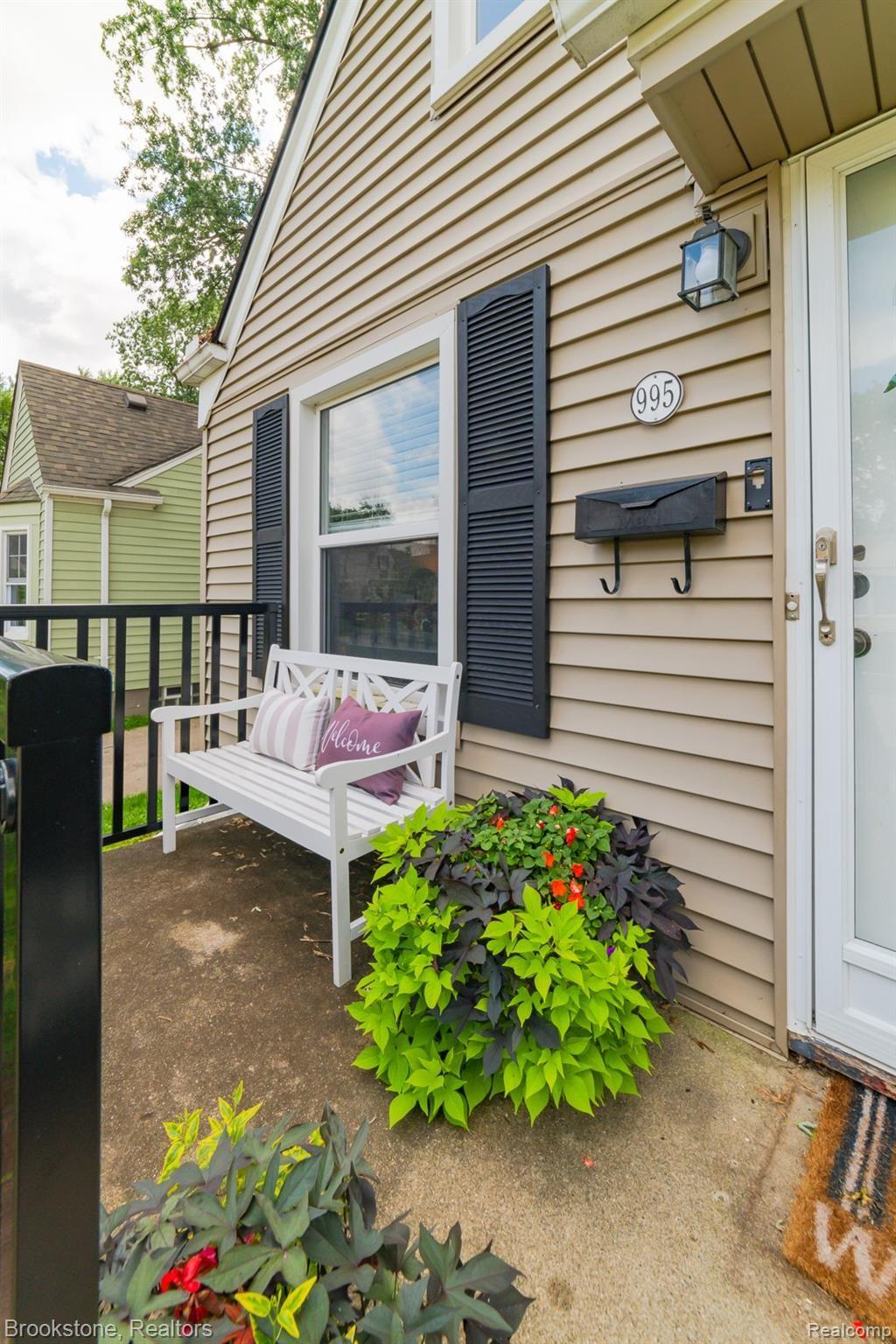 995 Princeton Road Berkley, MI 48072 - Photo 4 of 35 995 Princeton-5.jpg