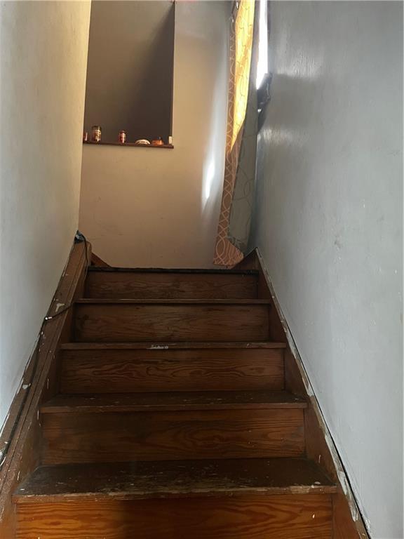 705 East Lutton Street New Castle, PA 16101 - Photo 18 of 23 a view of entryway