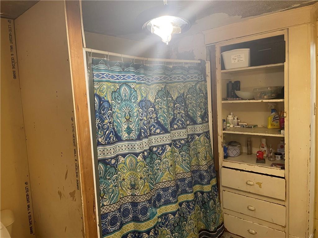 705 East Lutton Street New Castle, PA 16101 - Photo 21 of 23 a bathroom with a shower