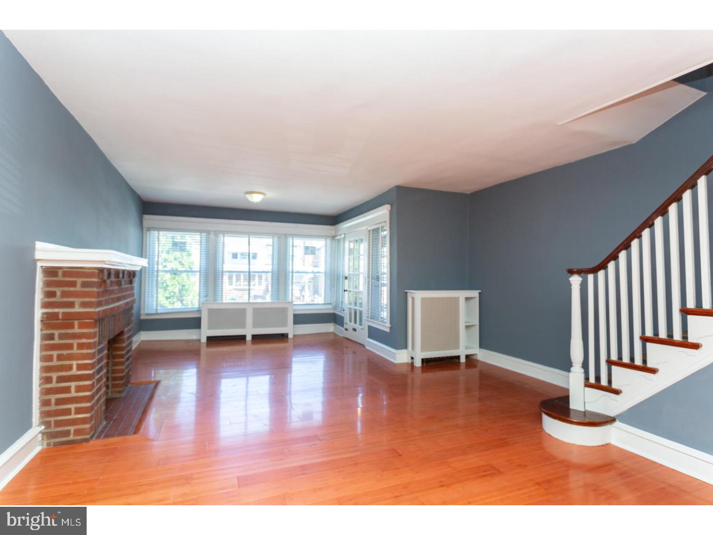 5625 Miriam Road Philadelphia, PA 19124 - Photo 3 of 25 Living Room