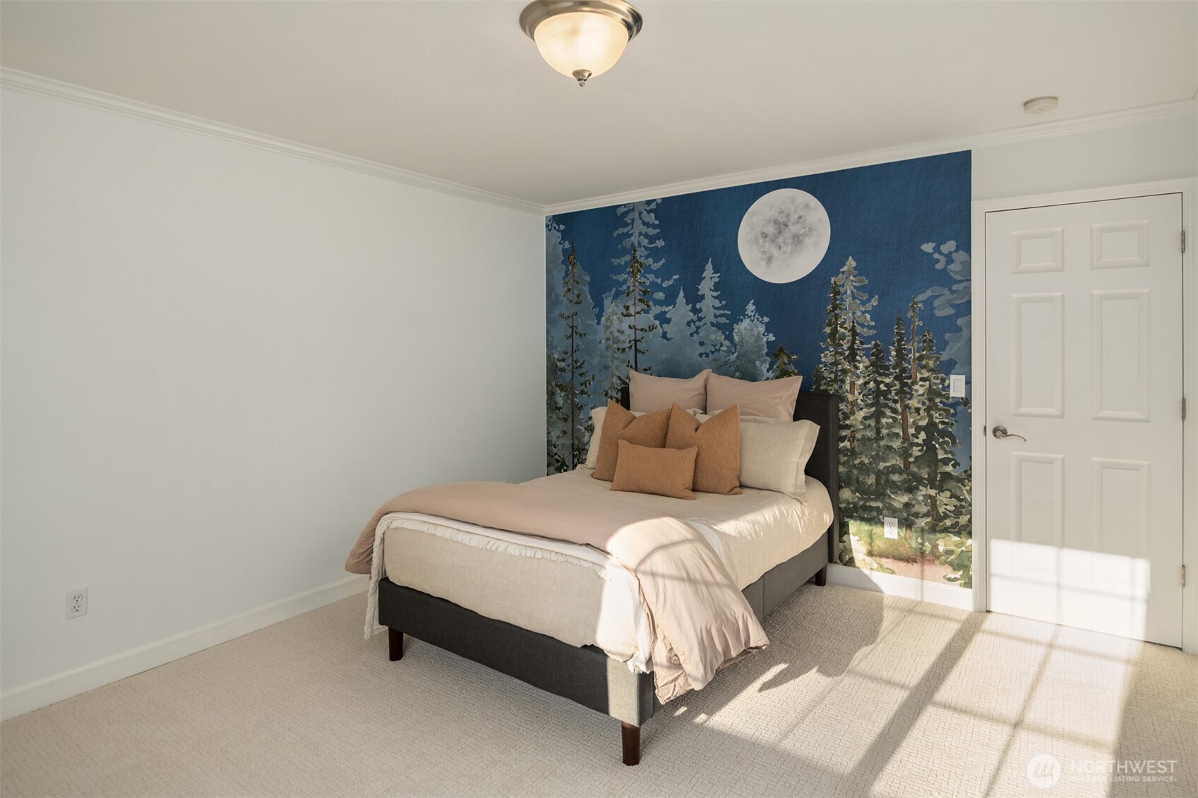 3129 115th Avenue Southeast Snohomish, WA 98290 - Photo 21 of 40 a bedroom with a bed and a lamp