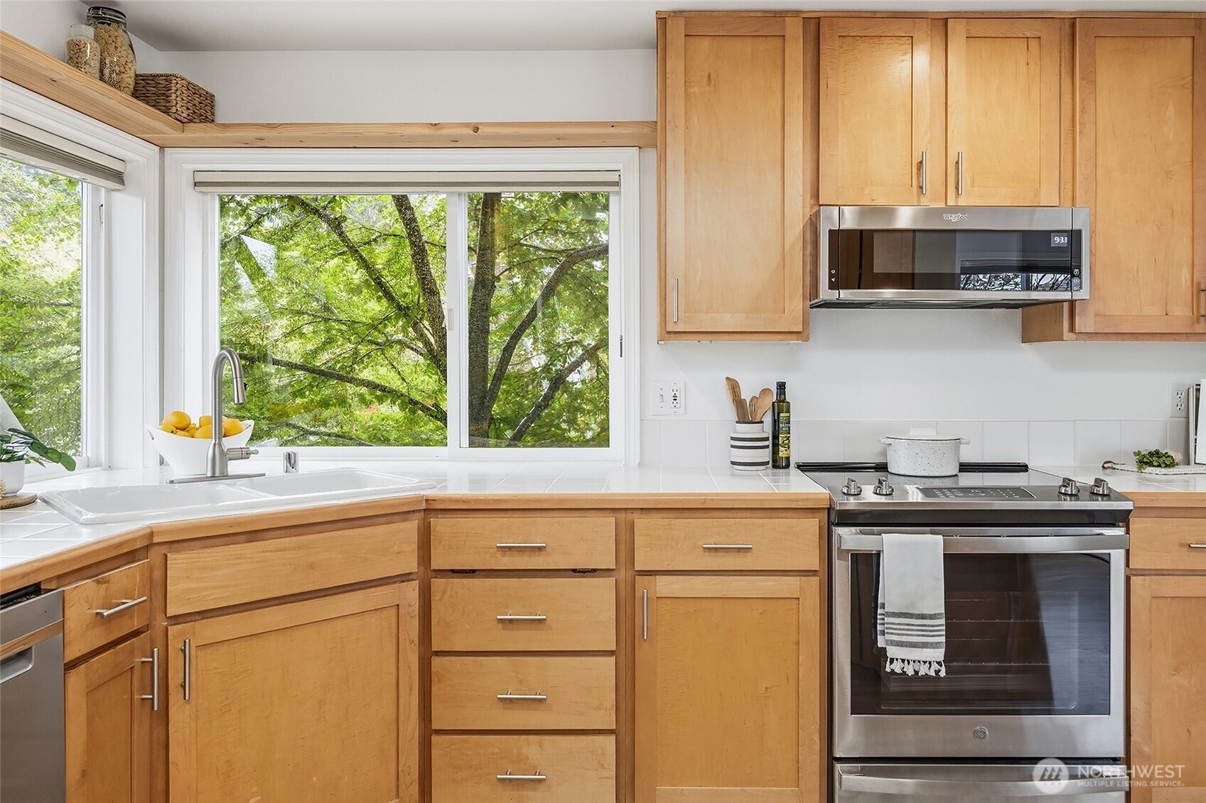 4054 54th Avenue Southwest Seattle, WA 98116 - Photo 13 of 40