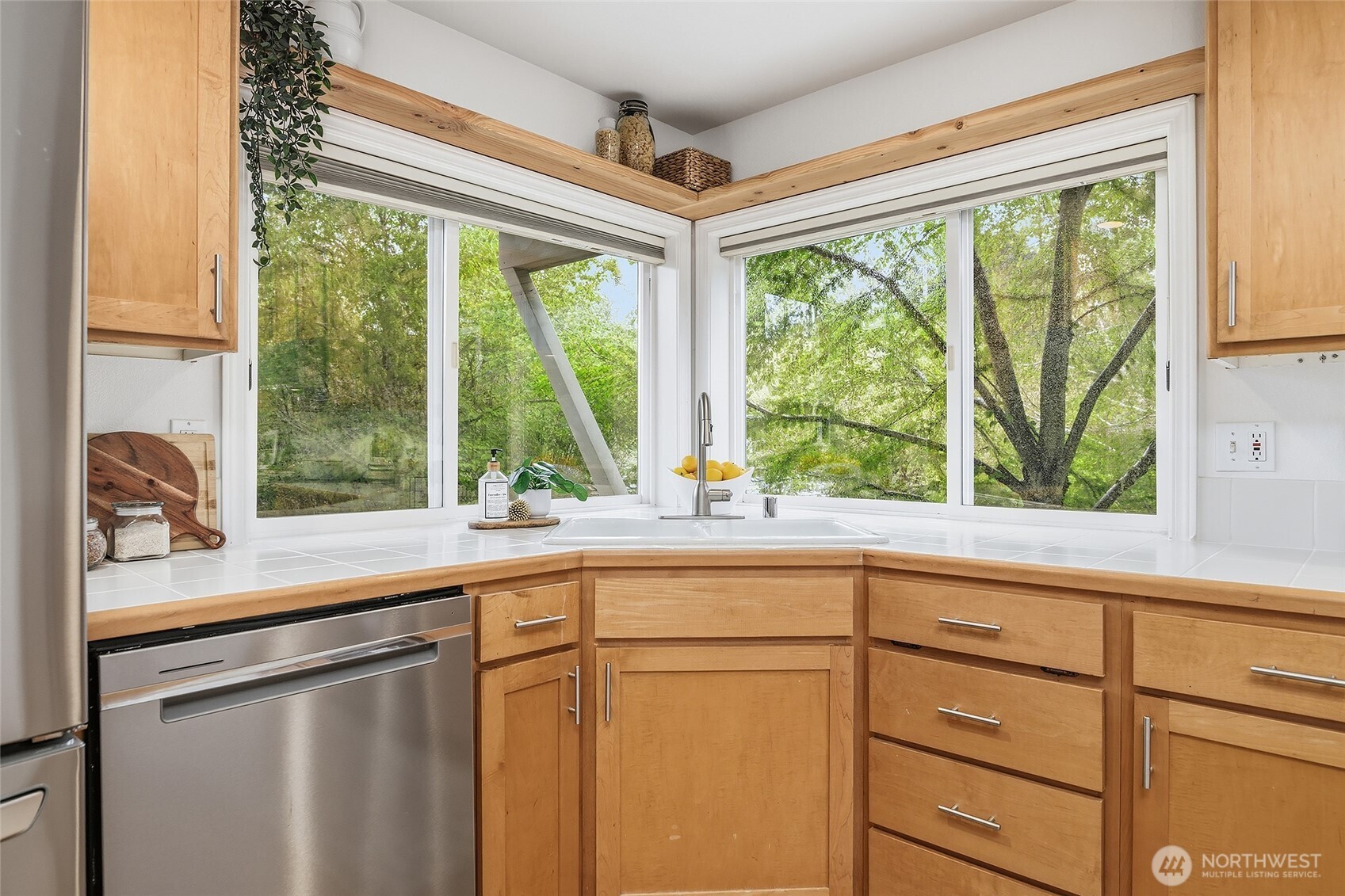 4054 54th Avenue Southwest Seattle, WA 98116 - Photo 14 of 40