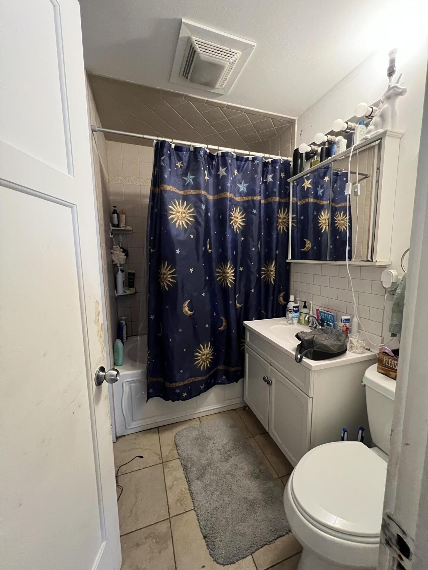 1112 Romayne Avenue Racine, WI 53402 - Photo 6 of 11 Bath