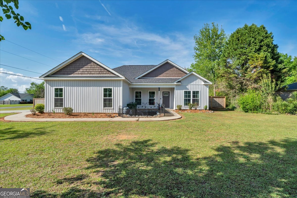 144 Summit Drive Byron, GA 31008 - Photo 2 of 42 a front view of a house with swimming pool having outdoor seating