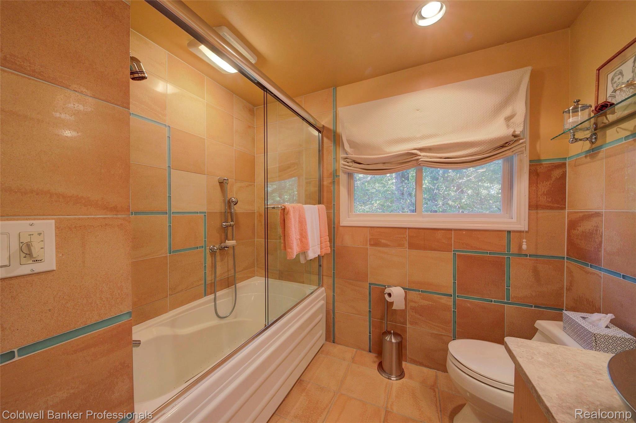 1162 Valley Stream Court Rochester, MI 48309 - Photo 29 of 58 1162 Hall Bath II.jpeg