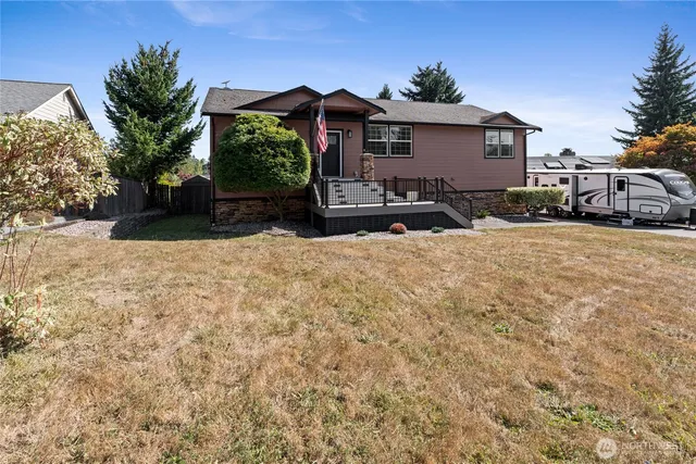 a view of a house with a yard