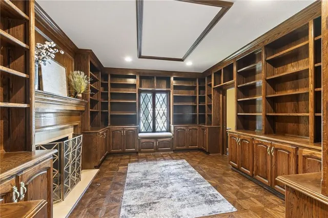 $1,125,000 | 317 Camelot Drive, Liberty, MO 64068