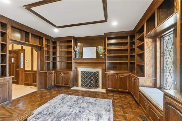 $1,125,000 | 317 Camelot Drive, Liberty, MO 64068