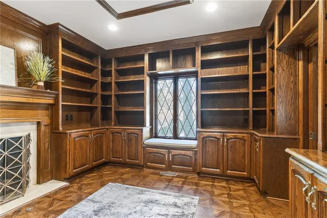 $1,125,000 | 317 Camelot Drive, Liberty, MO 64068