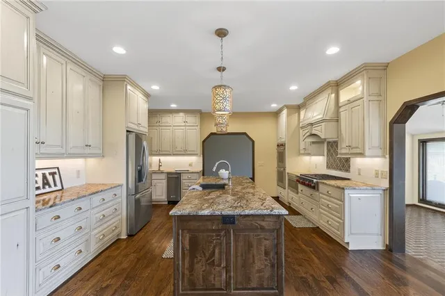 $1,125,000 | 317 Camelot Drive, Liberty, MO 64068