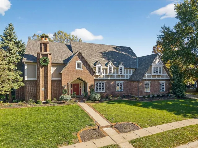 $1,125,000 | 317 Camelot Drive, Liberty, MO 64068