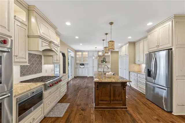 $1,125,000 | 317 Camelot Drive, Liberty, MO 64068