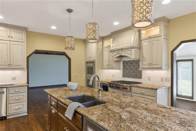 $1,125,000 | 317 Camelot Drive, Liberty, MO 64068