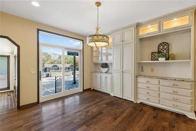 $1,125,000 | 317 Camelot Drive, Liberty, MO 64068