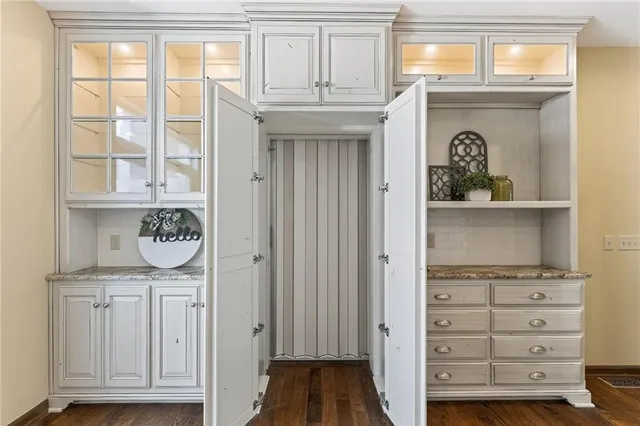 $1,125,000 | 317 Camelot Drive, Liberty, MO 64068