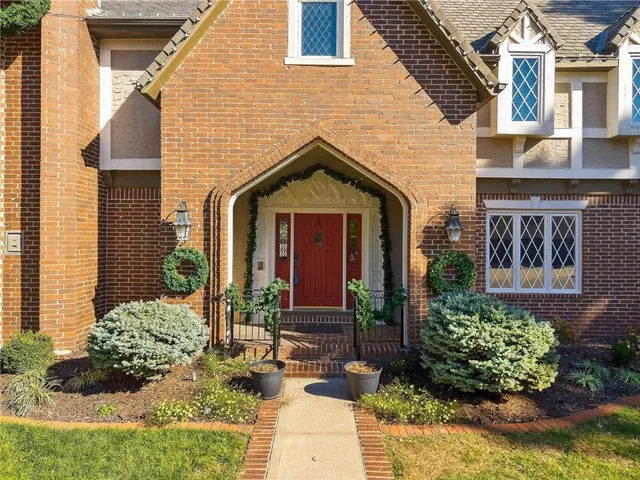 $1,125,000 | 317 Camelot Drive, Liberty, MO 64068