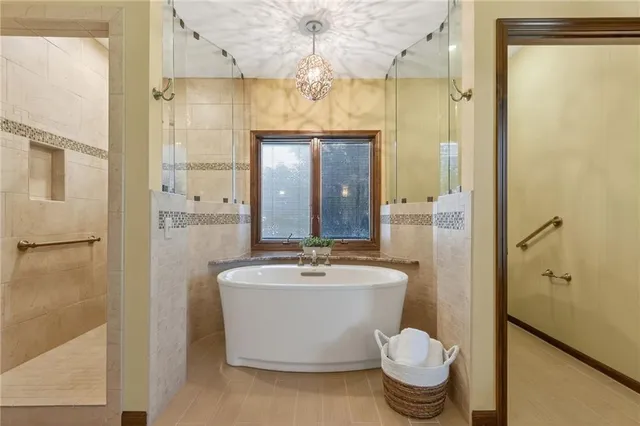 $1,125,000 | 317 Camelot Drive, Liberty, MO 64068