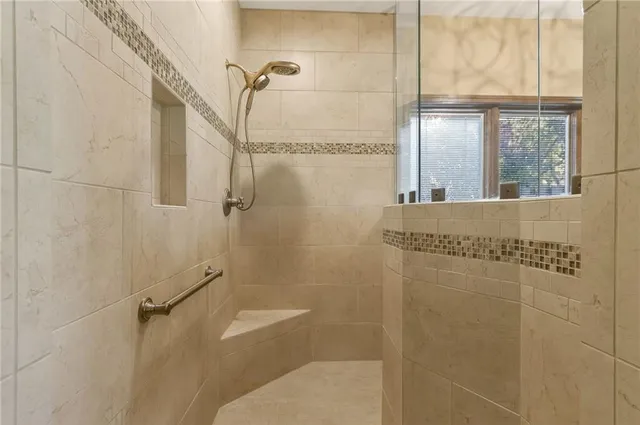 $1,125,000 | 317 Camelot Drive, Liberty, MO 64068