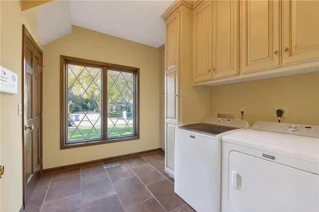 $1,125,000 | 317 Camelot Drive, Liberty, MO 64068