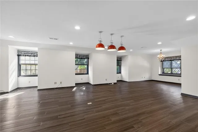 $1,125,000 | 317 Camelot Drive, Liberty, MO 64068