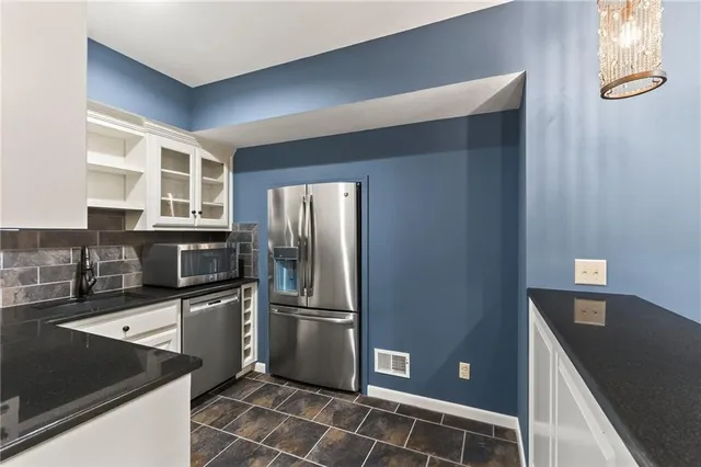 $1,125,000 | 317 Camelot Drive, Liberty, MO 64068