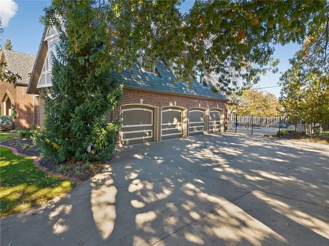 $1,125,000 | 317 Camelot Drive, Liberty, MO 64068