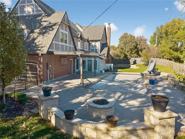 $1,125,000 | 317 Camelot Drive, Liberty, MO 64068