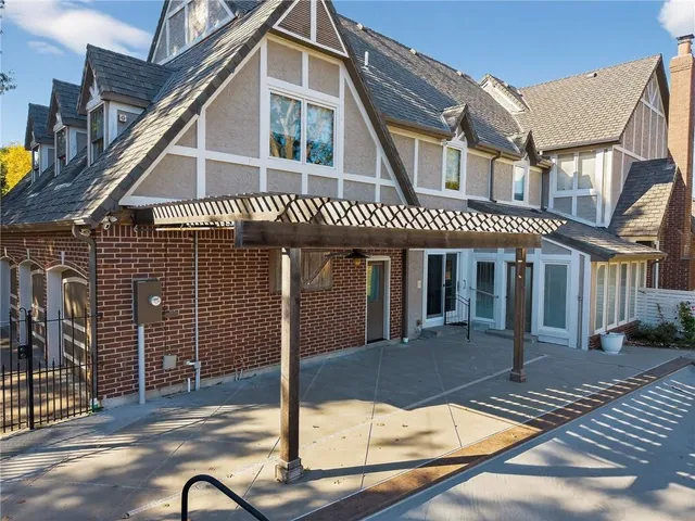 $1,125,000 | 317 Camelot Drive, Liberty, MO 64068