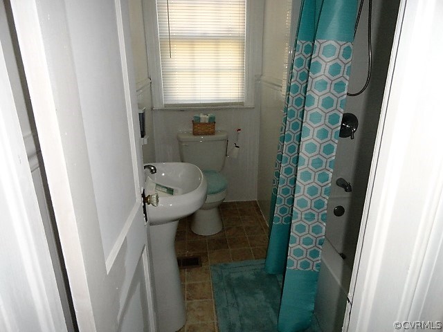 2100 Springdale Road Richmond, VA 23222 - Photo 24 of 28 a bathroom with a sink and toilet