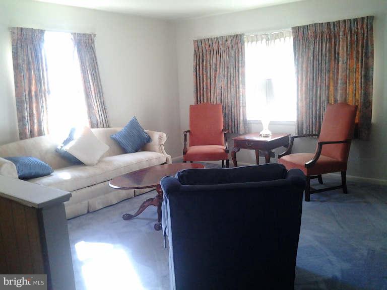 1223 Black Friars Road Baltimore, MD 21228 - Photo 2 of 11 Living Room