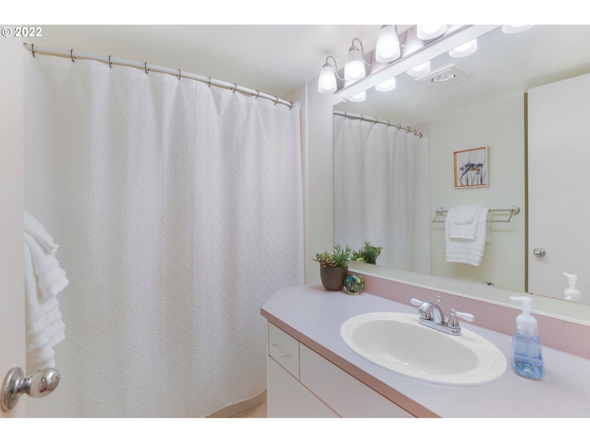 6645 West Burnside Road, Unit 541 Portland, OR 97225 - Photo 20 of 32 Bathroom