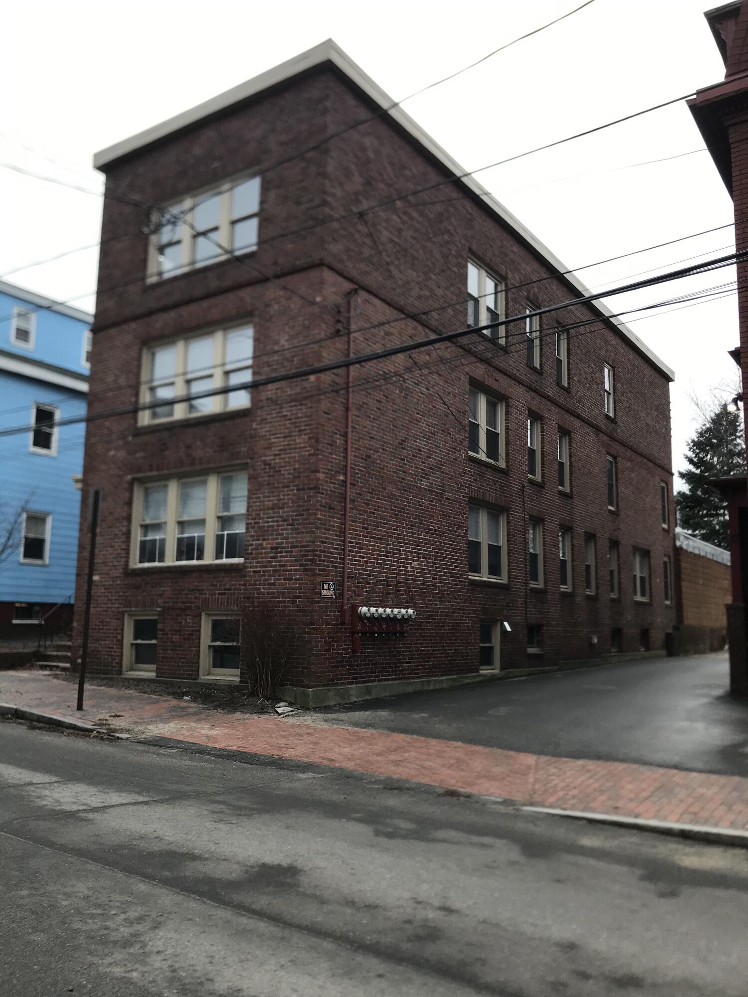 21 Dow Street, Unit 4 Portland, ME 04102 - Photo 9 of 13 21Dowexterior side