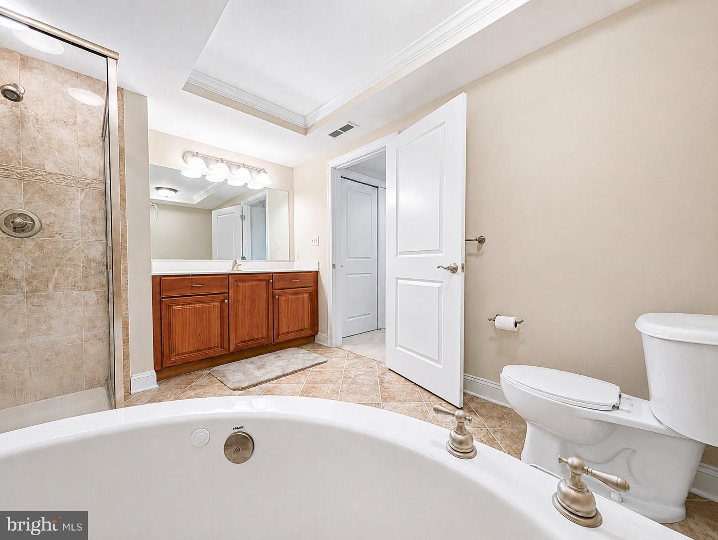530 Riverside Drive, Unit 405 Salisbury, MD 21801 - Photo 23 of 40 Such a large ensuite bath!