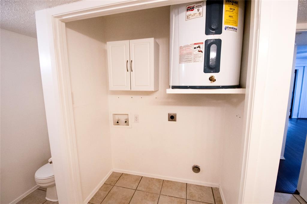 11460 Audelia Road, Unit 272 Dallas, TX 75243 - Photo 15 of 27 a bathroom with a toilet and a sink