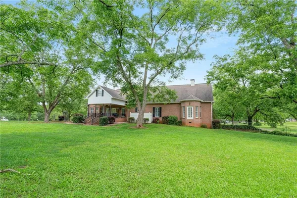a view of a yard in front of a house