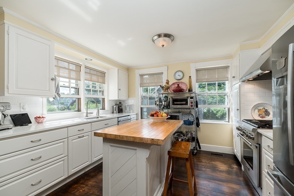 17 Leonard Street Gloucester, MA 01930 - Photo 4 of 23